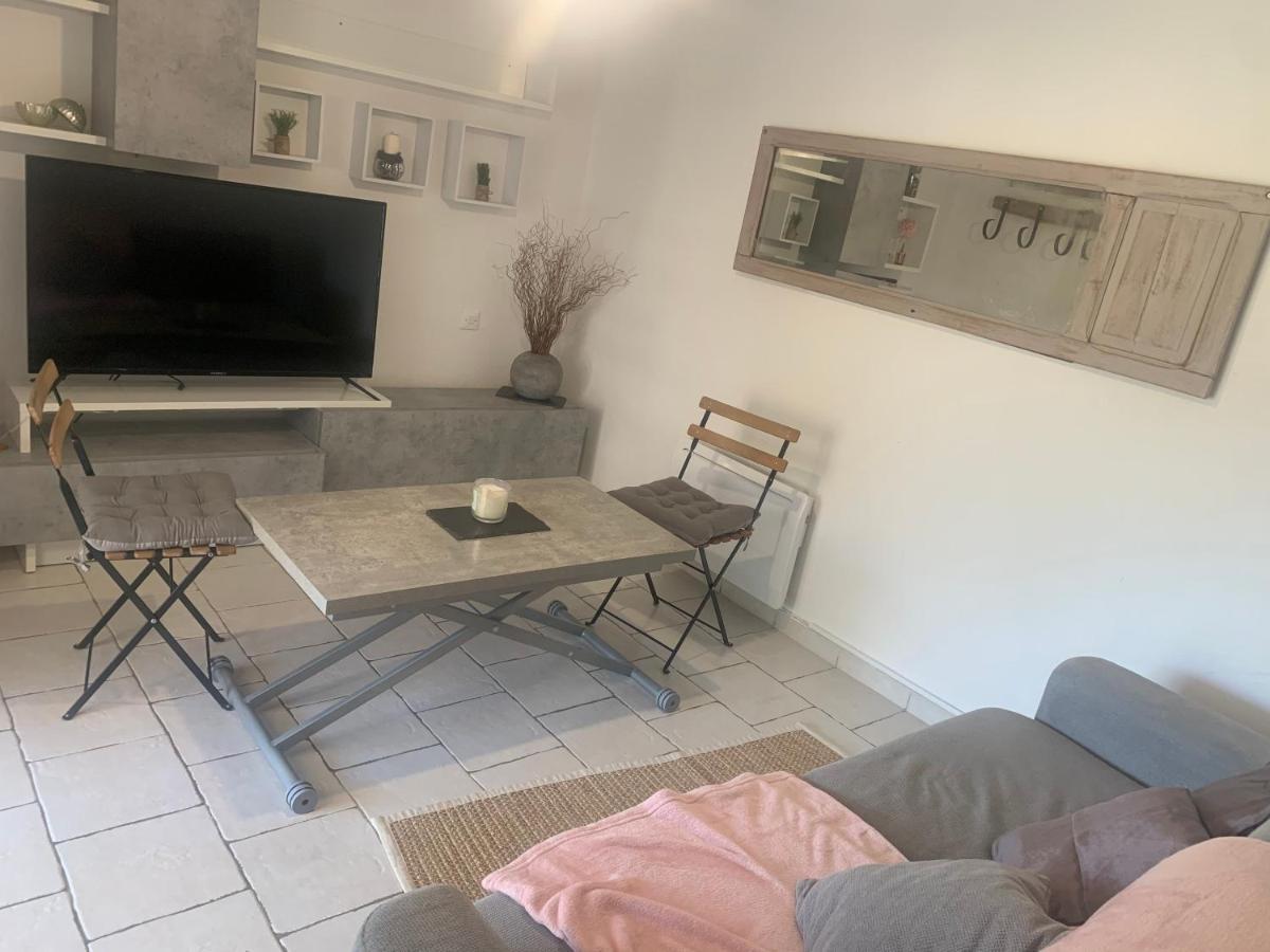 Charmante Maison Avec Piscine グルドン エクステリア 写真